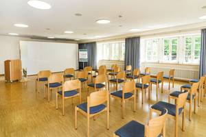 Ansicht Großer Saal mit Vortragsstuhlung im Bildungshaus Neckarelz