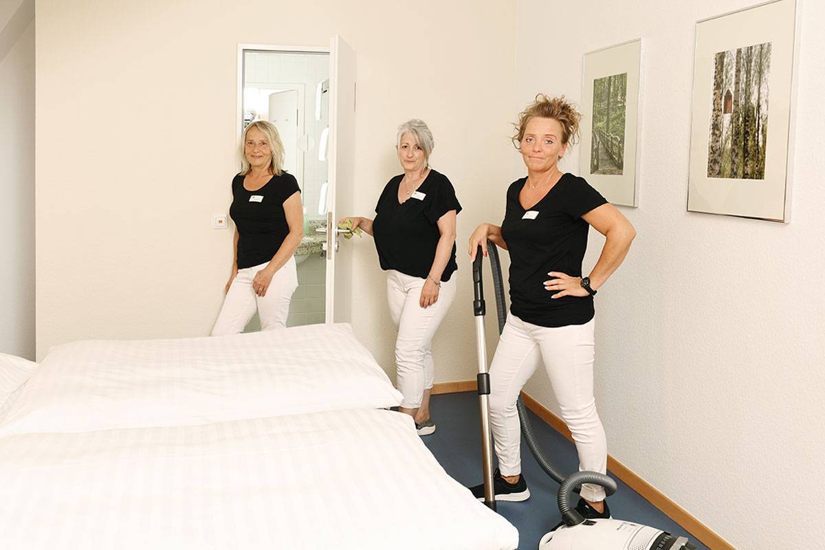 Gruppenbild vom Housekeeping-Team im Bildungshaus Neckarelz