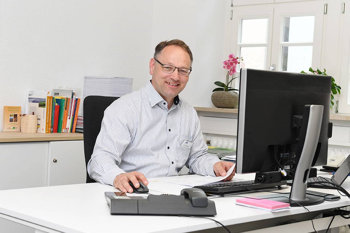 Bild von der Hausleitung, Ulrich Baudenbacher am Schreibtisch