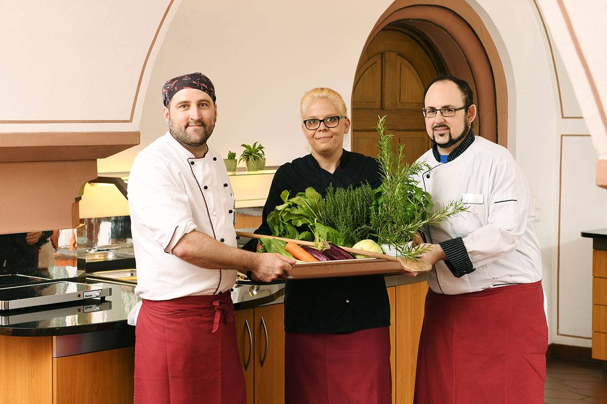Gruppenbild vom Küchenteam im Bildungshaus Neckarelz