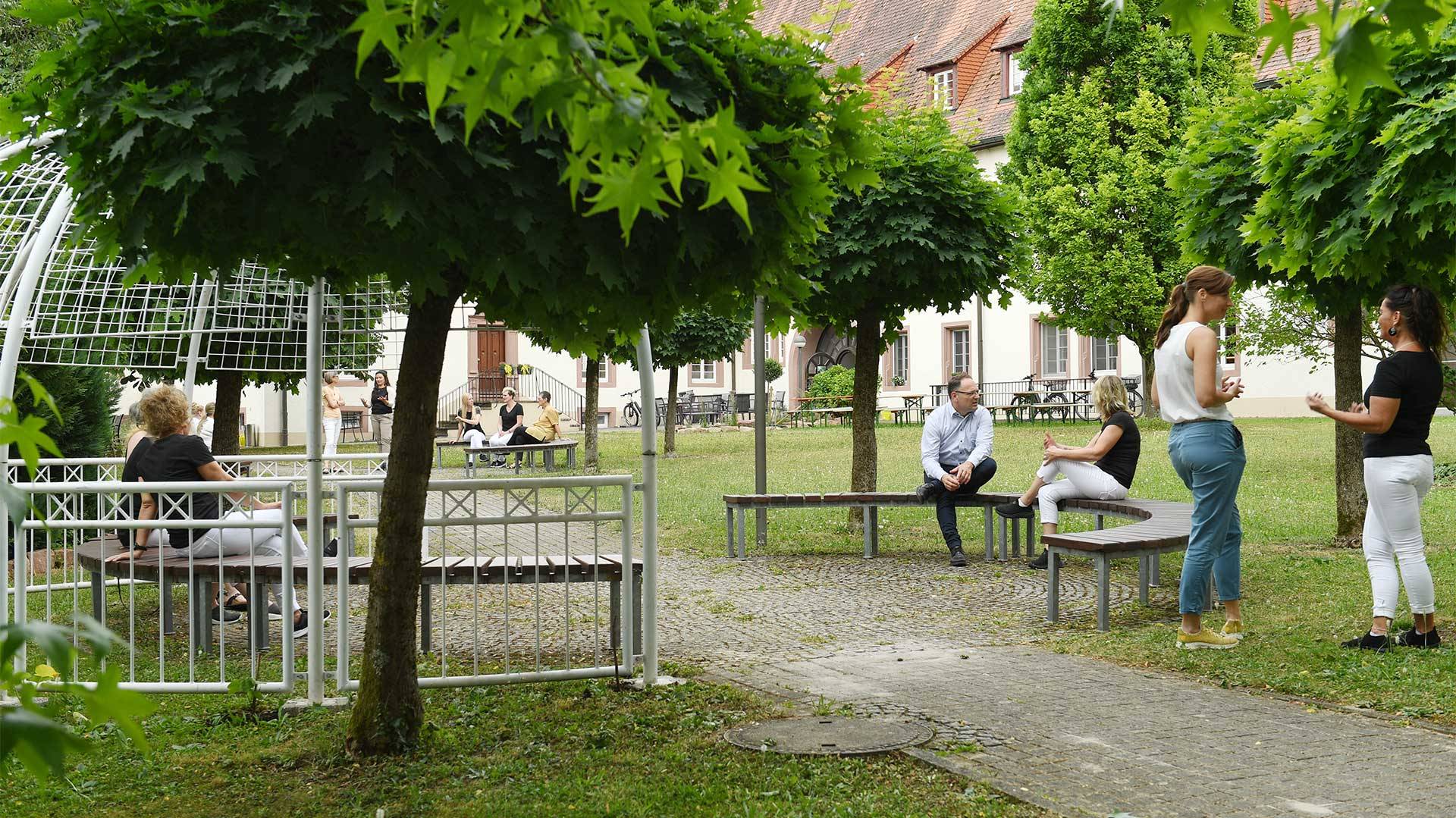 Ansicht einer Gruppe im Garten vom Bildungshaus Neckarelz