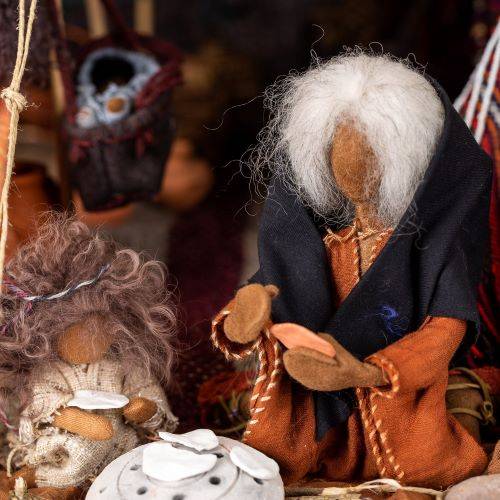 Ansicht von selbstgemachten Puppen aus Holz, Stoff und Filz