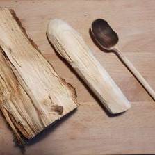 Vom Holzscheit über den geschnitzten Rohling zum geschnitzten Löffel