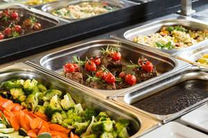 Ansicht vom Speisenbuffet mit Gemüse und Fleisch