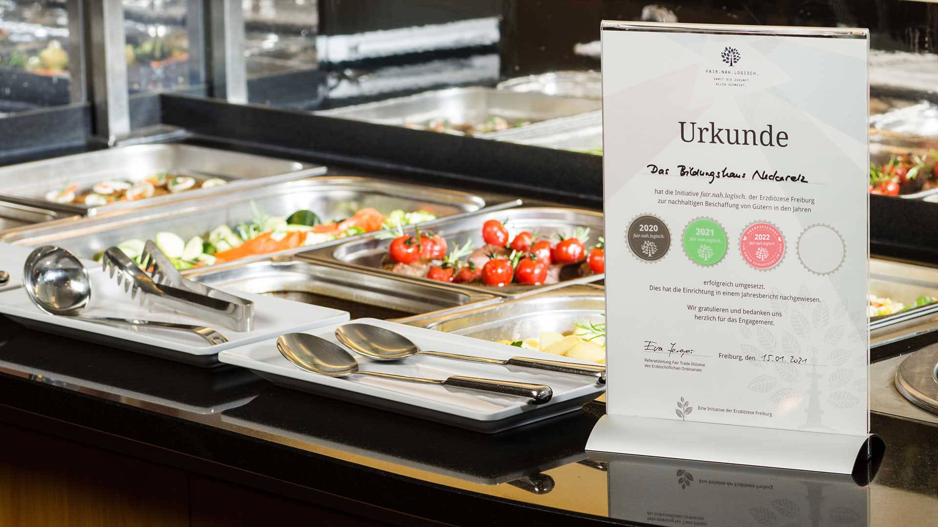 Ansicht vom Buffet mit Urkunde fair.nah.logisch